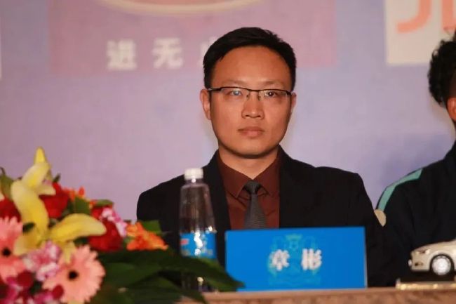 皇马不考虑下调或上调这些条件，这些条件符合俱乐部谨慎的工资结构，以避免球员出现不满情绪，造成更衣室紧张和微妙的气氛。